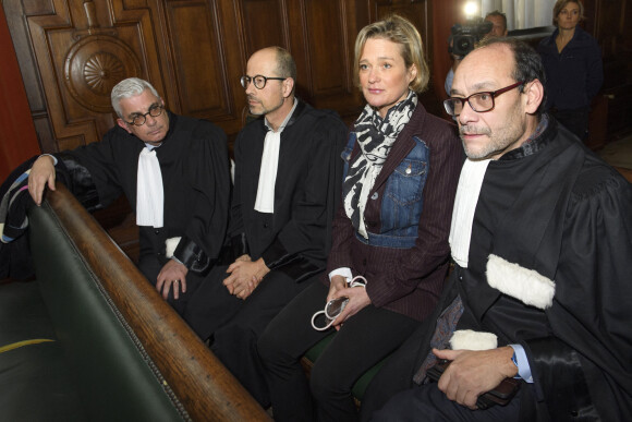 Maîtres Alain de Jonge, Yves-Henri Leleu et Marc Uyttendaele entourent Delphine Boël - Delphine Boël assiste à l'examen du pourvoi en cassation du roi Albert II de Belgique de Belgique, contre deux arrêts de la Cour d'appel de Bruxelles dans l'affaire Boël, le 29 novembre 2019 à Bruxelles.