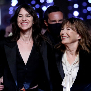 Charlotte Gainsbourg et sa mère Jane Birkin - Montée des marches du film "Jane par Charlotte" lors du 74ème Festival International du Film de Cannes. © Borde-Jacovides-Moreau / Bestimage 