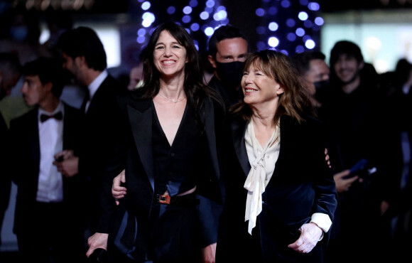 Charlotte Gainsbourg et sa mère Jane Birkin - Montée des marches du film "Jane par Charlotte" lors du 74ème Festival International du Film de Cannes. © Borde-Jacovides-Moreau / Bestimage 