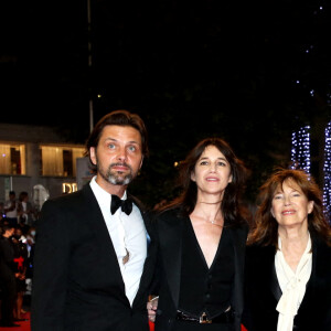 Romain Rousseau, Charlotte Gainsbourg et sa mère Jane Birkin, Maxime Delauney, Mathieu Ageron - Montée des marches du film "Jane par Charlotte" lors du 74ème Festival International du Film de Cannes. Le 7 juillet 2021 © Borde-Jacovides-Moreau / Bestimage 