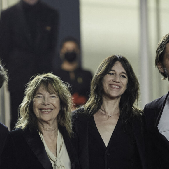 Maxime Delauney, Mathieu Ageron, Jane Birkin et sa fille Charlotte Gainsbourg, Romain Rousseau - Montée des marches du film "Jane par Charlotte" lors du 74ème Festival International du Film de Cannes. Le 7 juillet 2021 © Borde-Jacovides-Moreau / Bestimage 