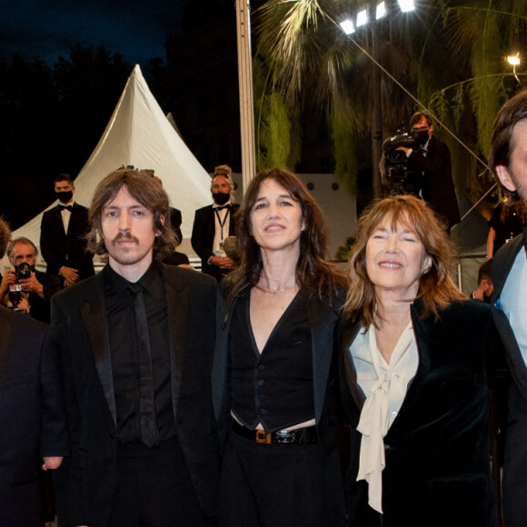 Mathieu Ageron, Maxime Delauney, Jane Birkin et sa fille Charlotte Gainsbourg, Romain Rousseau - Montée des marches du film "Jane par Charlotte" lors du 74ème Festival International du Film de Cannes. Le 7 juillet 2021 © Borde-Jacovides-Moreau / Bestimage 