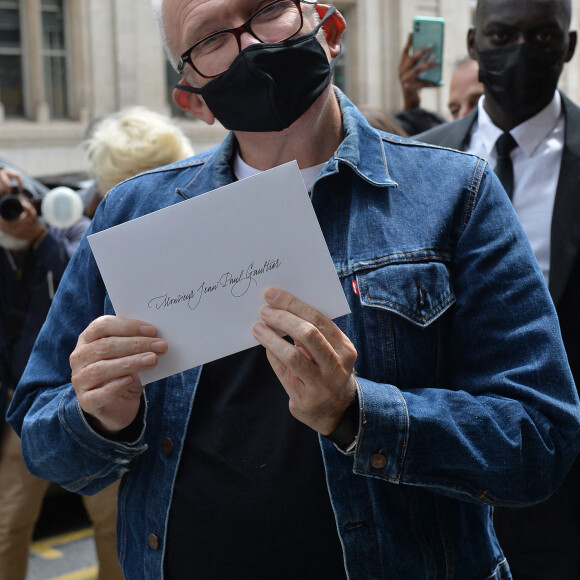 Jean Paul Gaultier arrive à son propre défilé de mode (collection Haute Couture 2021/2022) à l'atelier Jean Paul Gaultier. Paris, France, le 7 juillet 2021. © Veeren-Clovis/Bestimage