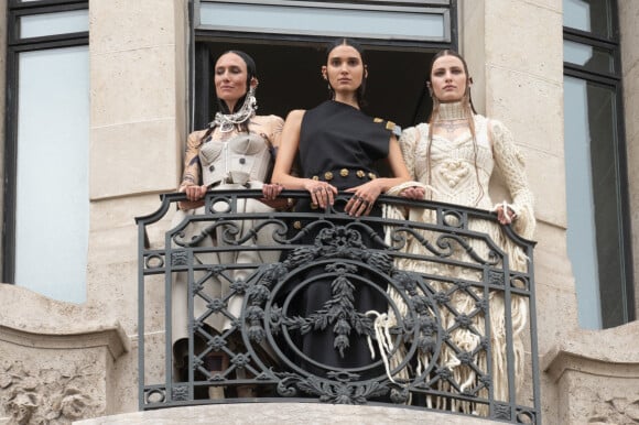 Défilé de mode Jean Paul Gaultier (collection Haute Couture 2021/2022) à l'atelier Jean Paul Gaultier. Paris, France, le 7 juillet 2021.