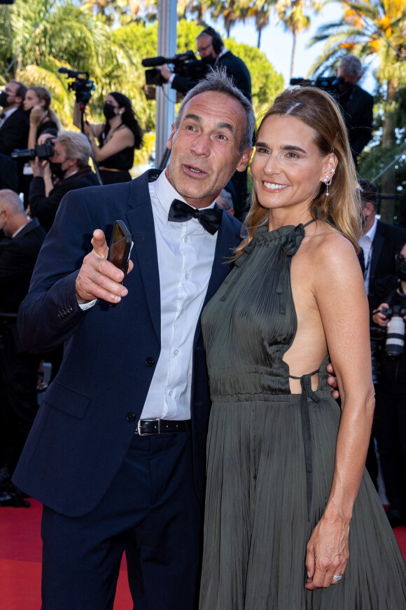 Mike Horn et sa compagne - Montée des marches du film " Stillwater " lors du 74ème Festival International du Film de Cannes. 