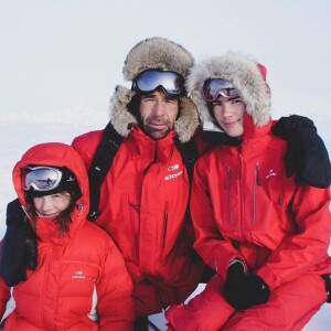 Mike Horn et ses filles Jessica et Annika au Pôle Nord. Décembre 2020.