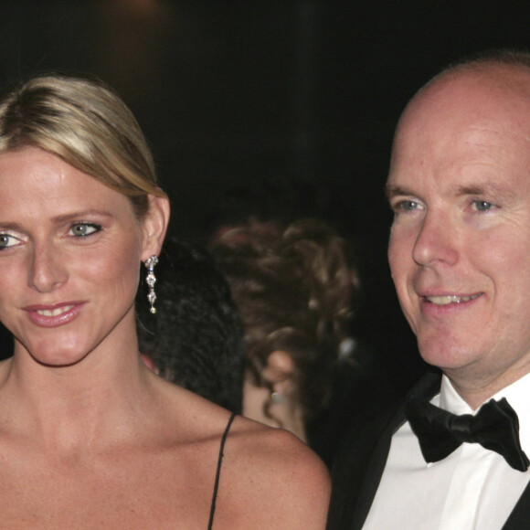 Le Prince Albert de Monaco et Charlene Wittstock lors de la première sortie officielle du couple à l'occasion du gala de l'Automobile Club à l'occasion du Grand Prix de Formule 1 à Monaco, le 28 mai 2006.