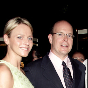 Le prince Albert de Monaco et Charlene Wittstock en soirée en 2006. C'est la seconde apparition du couple dans le cadre d'une soiree ouverte aux médias.