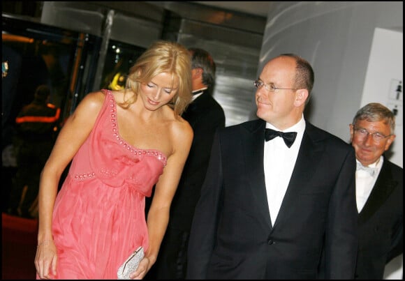 Le prince Albert et Charlene Wittstock lors d'un Gala à Monaco, lors de leurs premières apparitions en couple.