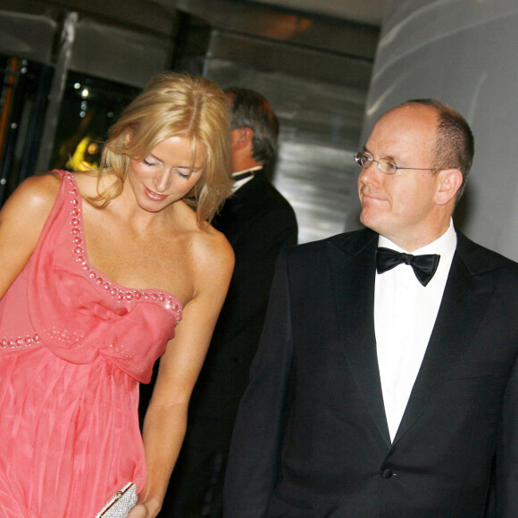Le prince Albert et Charlene Wittstock lors d'un Gala à Monaco, lors de leurs premières apparitions en couple.