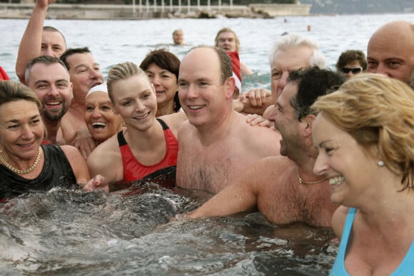 Le prince Albert et Charlene Wittstock au bain de charité de Noël à Monaco en 2009.