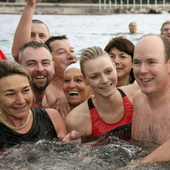 Le prince Albert et Charlene Wittstock au bain de charité de Noël à Monaco en 2009.