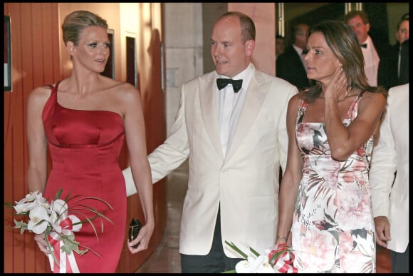 Le prince Albert, Charlene Wittstock et la princesse Stéphanie de Monaco au Bal de la Croix Rouge à Monaco en 2009.