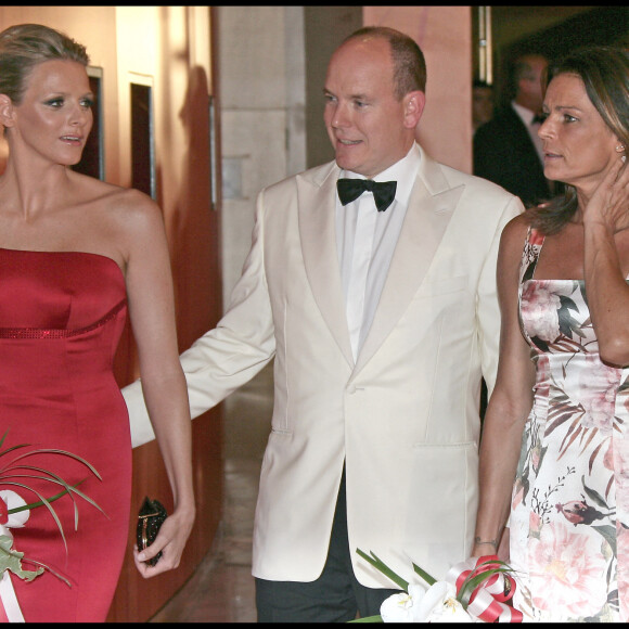 Le prince Albert, Charlene Wittstock et la princesse Stéphanie de Monaco au Bal de la Croix Rouge à Monaco en 2009.