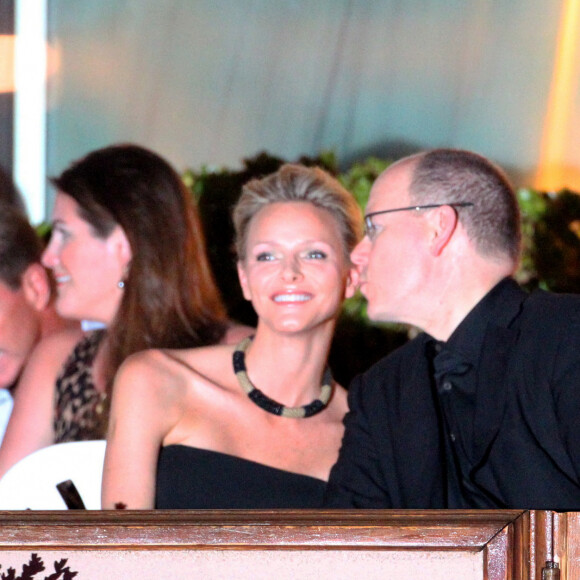 Le prince Albert et sa fiancée Charlene Wittstock à la veille de leur mariage, lors d'un concert au Stade Louis II de Monaco, en 2011.