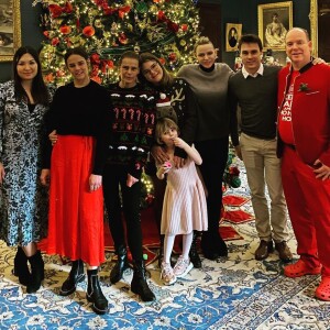 Charlene de Monaco en famille, et le crâne à moitié rasé, pour adresser ses meilleurs voeux après Noël. Le 26 décembre 2020.