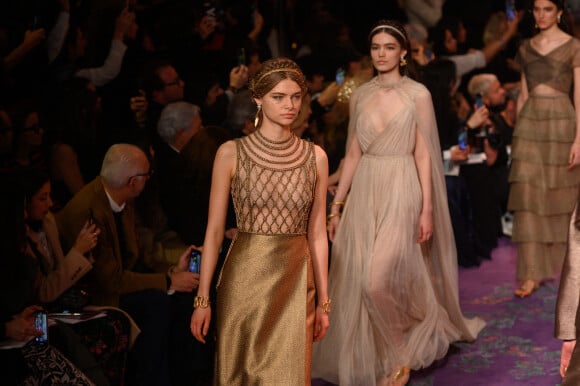 La robe Christian Dior portée par Virginie Efira lors de l'avant-première mondiale du film "Benedetta" au 74e Festival de Cannes était inspirée de cette pièce de la collection Haute Couture printemps-été 2020 (en arrière-plan).