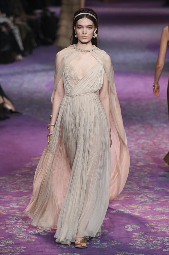 La robe Christian Dior portée par Virginie Efira lors de l'avant-première mondiale du film "Benedetta" au 74e Festival de Cannes était inspirée de cette pièce de la collection Haute Couture printemps-été 2020.