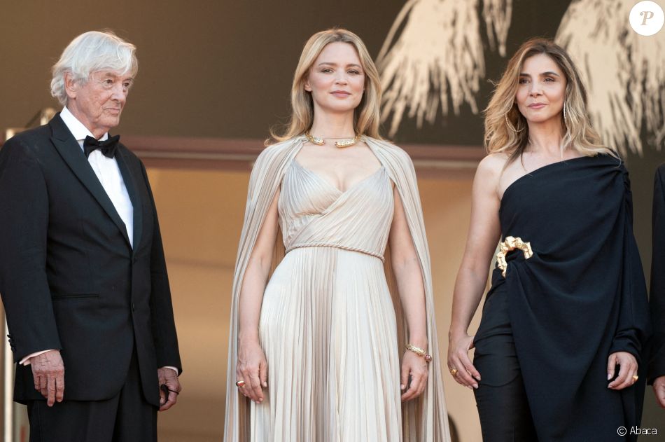 Le réalisateur Paul Verhoeven, Virginie Efira et Clotilde Courau assistent à la montée des marches du film "Benedetta" au 74e Festival de Cannes, au Palais des Festivals. Cannes, le 9 juillet 2021.