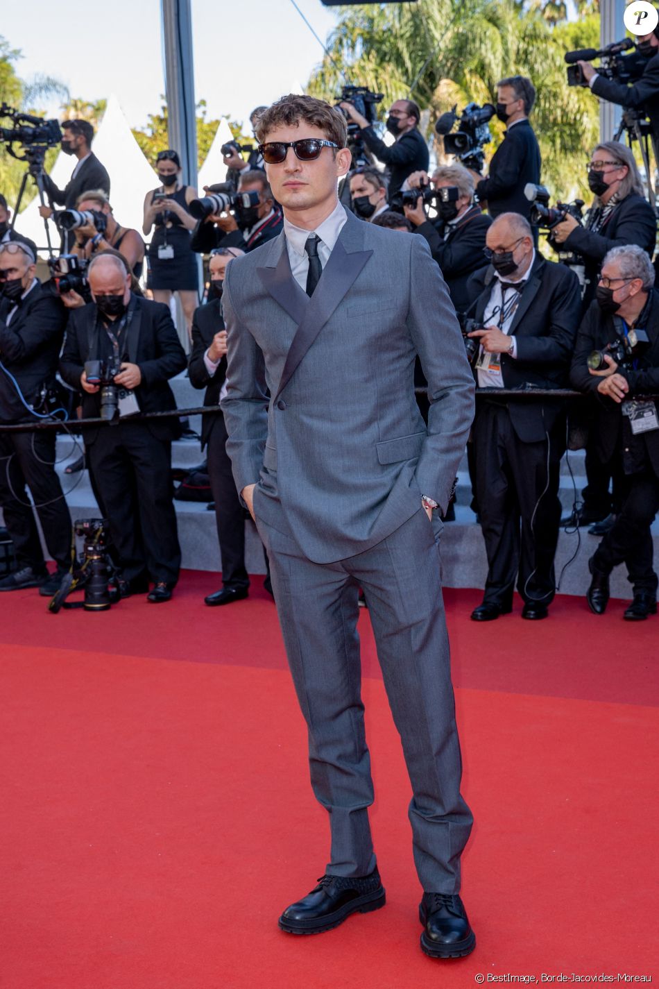 L'acteur Niels Schneider (compagnon de Virginie Efira) lors de la montée des marches du film " Benedetta " lors du 74ème Festival International du Film de Cannes. Le 9 juillet 2021 © Borde-Jacovides-Moreau / Bestimage