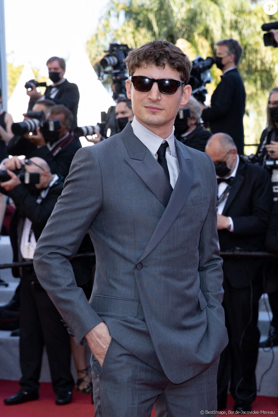 L'acteur Niels Schneider (compagnon de Virginie Efira) lors de la montée des marches du film " Benedetta " lors du 74ème Festival International du Film de Cannes. Le 9 juillet 2021 © Borde-Jacovides-Moreau / Bestimage
