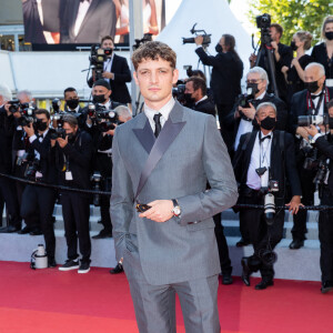 L'acteur Niels Schneider (compagnon de Virginie Efira) lors de la montée des marches du film " Benedetta " lors du 74ème Festival International du Film de Cannes. Le 9 juillet 2021 © Borde-Jacovides-Moreau / Bestimage