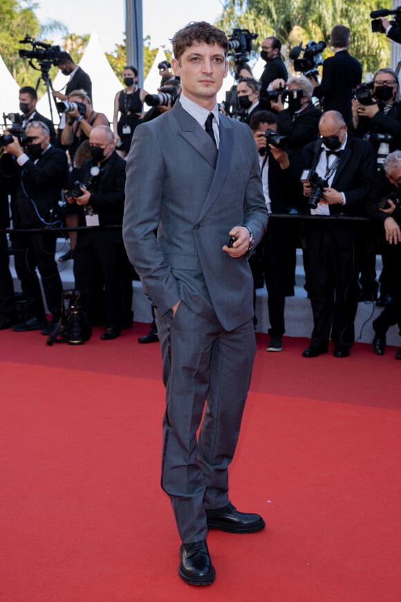 L'acteur Niels Schneider (compagnon de Virginie Efira) lors de la montée des marches du film " Benedetta " lors du 74ème Festival International du Film de Cannes. Le 9 juillet 2021 © Borde-Jacovides-Moreau / Bestimage