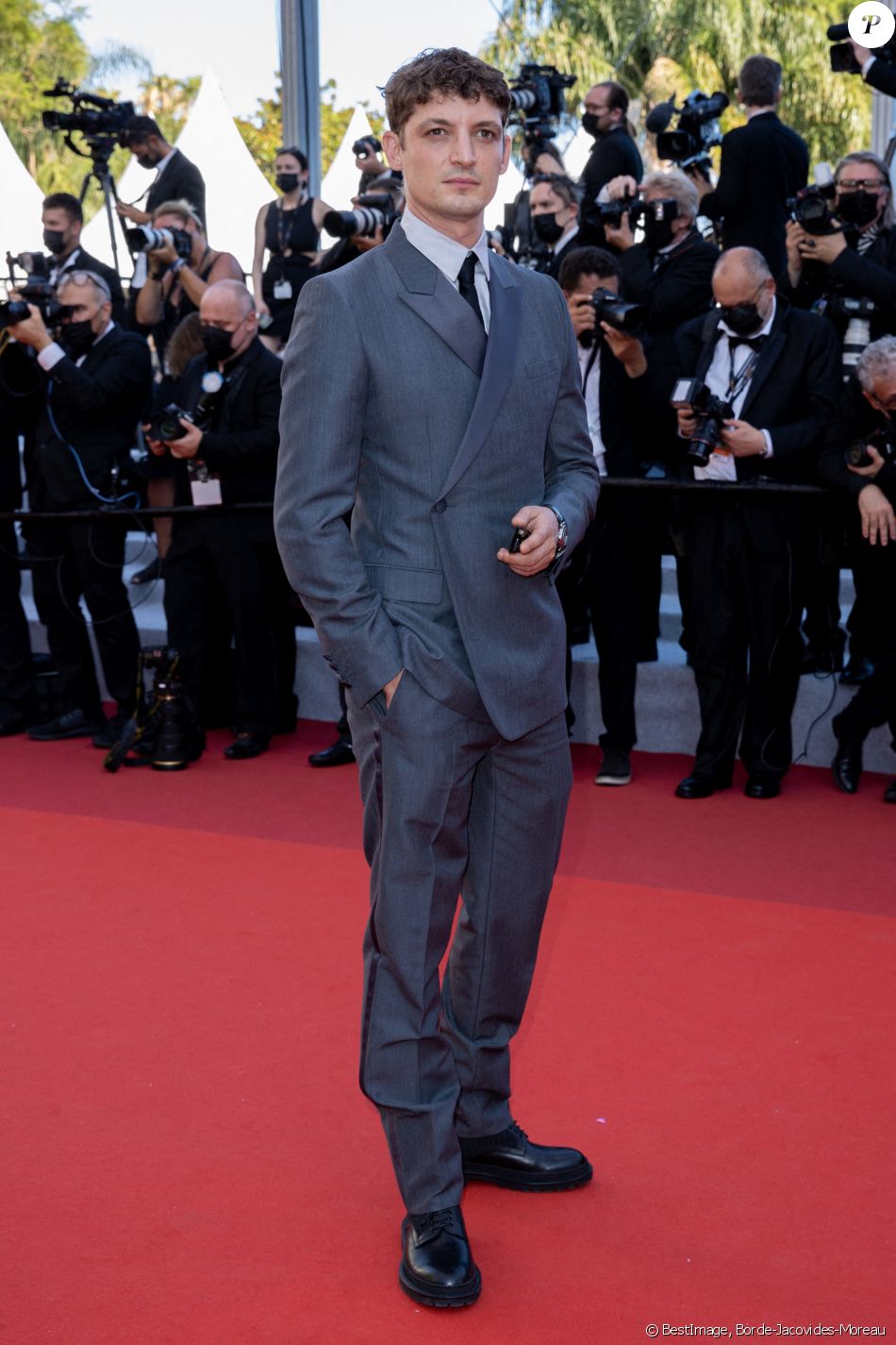 L'acteur Niels Schneider (compagnon de Virginie Efira) lors de la montée des marches du film " Benedetta " lors du 74ème Festival International du Film de Cannes. Le 9 juillet 2021 © Borde-Jacovides-Moreau / Bestimage