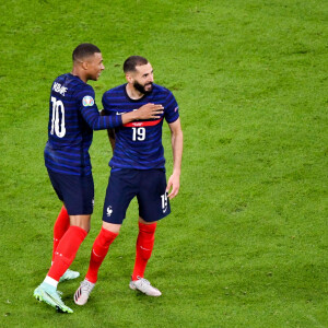 Kylian Mbappé et Karim Benzema lors du match de l'UEFA Euro 2020 opposant l'Allemagne à la France au stade Allianz Arena à Munich, Allemagne, le 15 juin 2021. © Anthony Bibard/Panoramic/Bestimage