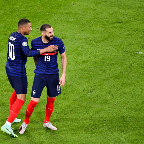 Kylian Mbappé et Karim Benzema lors du match de l'UEFA Euro 2020 opposant l'Allemagne à la France au stade Allianz Arena à Munich, Allemagne, le 15 juin 2021. © Anthony Bibard/Panoramic/Bestimage