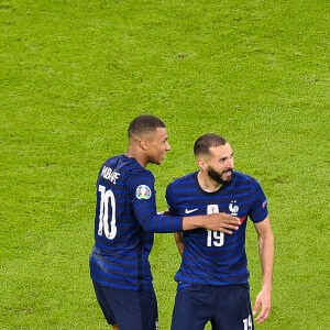 Kylian Mbappé et Karim Benzema lors du match de l'UEFA Euro 2020 opposant l'Allemagne à la France au stade Allianz Arena à Munich, Allemagne, le 15 juin 2021. © Federico Pestellini/Panoramic/Bestimage