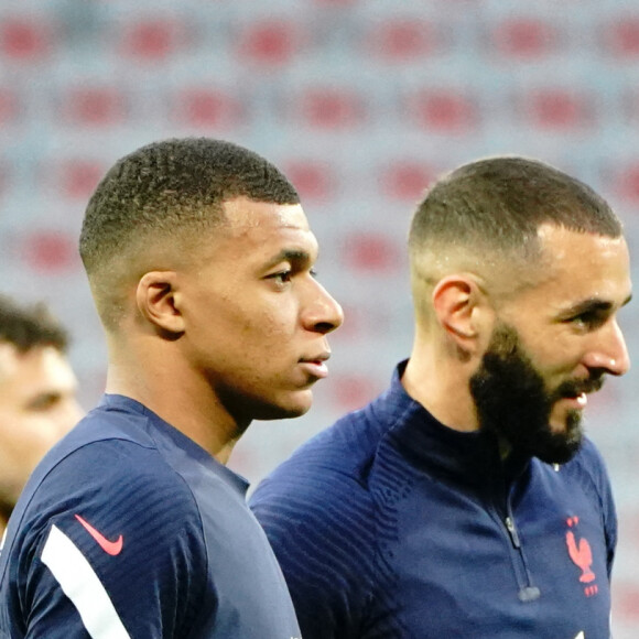 Kylian Mbappé et Karim Benzema lors du match amical de préparation de l'UEFA Euro 2020 "France - Pays de Galles (3-1)" au stade Allianz Riviera à Nice, le 2 juin 2021.