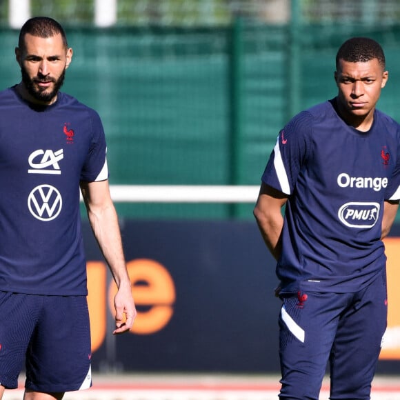 Kylian Mbappé et Karim Benzema - Entraînement de l'équipe de France de football au Centre National du Football à Clairefontaine le 31 mai 2021. © Anthony Bibard/FEP/ Panoramic / Bestimage