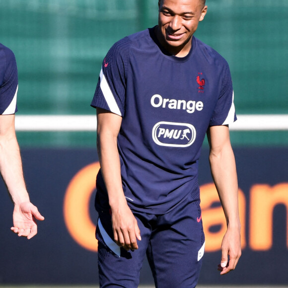 Kylian Mbappé et Karim Benzema - Entraînement de l'équipe de France de football au Centre National du Football à Clairefontaine le 31 mai 2021. © Anthony Bibard/FEP/ Panoramic / Bestimage