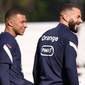 Kylian Mbappé et Karim Benzema - Entraînement de l'équipe de France de football à Clairefontaine. © Anthony Bibard / Panoramic / Bestimage