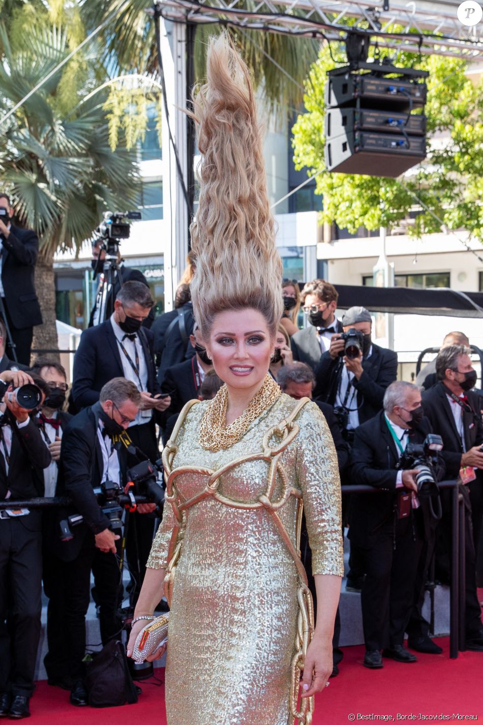 Elena Lenina - Montée des marches du film "Benedetta" lors du 74ème Festival International du Film de Cannes. Le 9 juillet 2021
