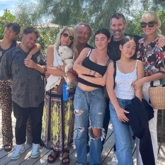 Laeticia Hallyday, sa mère Françoise Thibaut et son beau-père Pierre, sa demi-soeur Margaux et son petit-ami, sa fille Joy, avec Jalil Lespert et sa fille Gena, en vacances dans le sud de la France, à Palavas-les-Flots, le 7 juillet 2021 sur Instagram.
