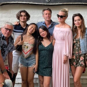 Laeticia Hallyday, sa fille Jade et son petit ami Michael-Sean, Joy, le prince Emmanuel Philibert de Savoie, l'artiste Nadia Lanfranconi, Pierre-Antoine Raberin (le président de Ladurée aux Etats-Unis) et le motard Robin Chretien (fondateur de la marque Robin's Jean) en "road trip Johnny" en Californie, sur Instagram le 14 juin 2021.