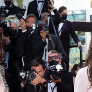 Isabelle Adjani et Adèle Exarchopoulos décolletées à la 74e édition du Festival de Cannes.