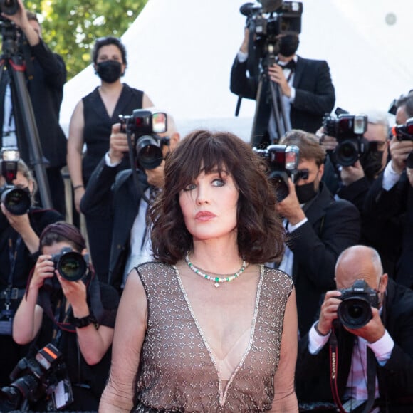 Isabelle Adjani - Montée des marches du film " De son vivant " lors du 74ème Festival International du Film de Cannes. Le 10 juillet 2021 © Borde-Jacovides-Moreau / Bestimage 