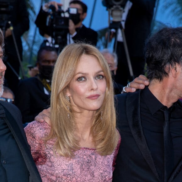Bruno Podalydes, Vanessa Paradis, Samuel Benchetrit (réalisateur), JoeyStarr - Montée des marches du film " De son vivant " lors du 74ème Festival International du Film de Cannes. Le 10 juillet 2021 © Borde-Jacovides-Moreau / Bestimage 