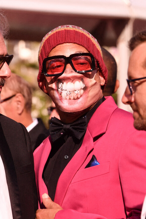 JoeyStarr (masque) - Montée des marches du film " De son vivant " lors du 74ème Festival International du Film de Cannes. Le 10 juillet 2021. © Rachid Bellak / Bestimage 