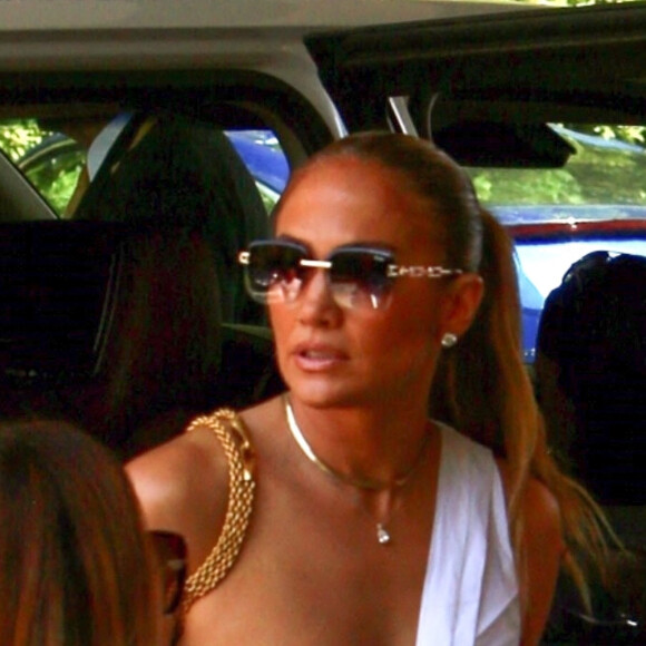 Exclusif - Jennifer Lopez va dîner avec ses enfants Max et Emme dans le quartier de Beverly Hills à Los Angeles, Californie, Etats-Unis, le 10 juillet 2021.