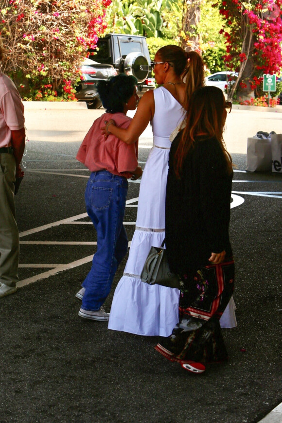 Exclusif - Jennifer Lopez va dîner avec ses enfants Max et Emme dans le quartier de Beverly Hills à Los Angeles, Californie, Etats-Unis, le 10 juillet 2021.