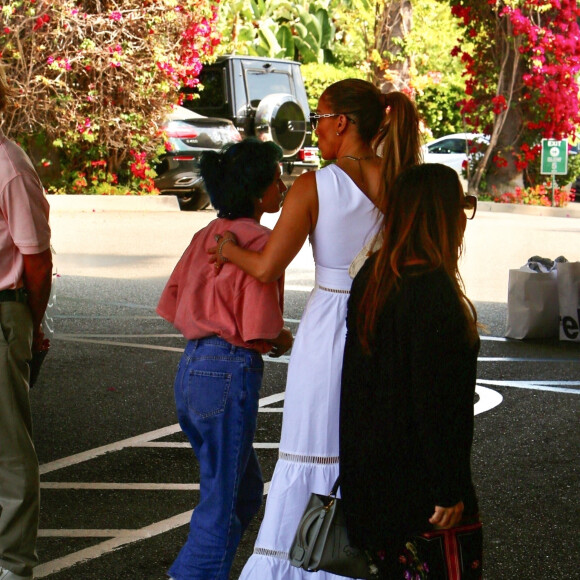 Exclusif - Jennifer Lopez va dîner avec ses enfants Max et Emme dans le quartier de Beverly Hills à Los Angeles, Californie, Etats-Unis, le 10 juillet 2021.