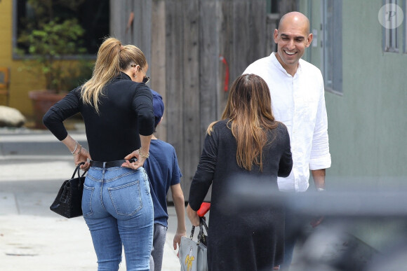 Jennifer Lopez visite avec son fils Max (Maximilian) une école privée de Santa Monica, Los Angeles, Californie, Etats-Unis, le 10 juillet 2021.