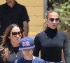 Jennifer Lopez visite avec son fils Max (Maximilian) une école privée de Santa Monica, Los Angeles, Californie, Etats-Unis, le 10 juillet 2021.