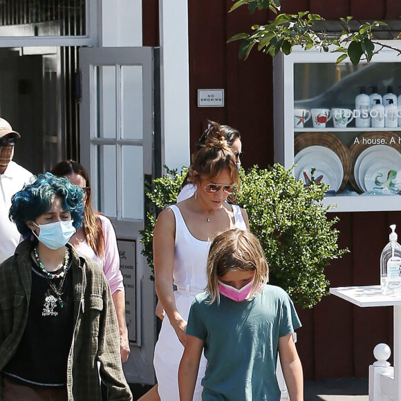 Jennifer Lopez et Ben Affleck déjeunent avec leurs enfant, Samuel et Emme, au Country Mart de Brentwood, Los Angeles, Californie, Etats-Unis, le 9 juillet 2021.