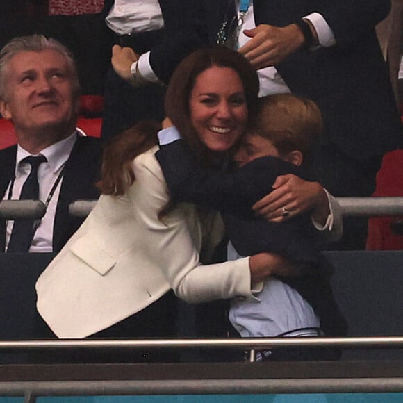 Le prince William, duc de Cambridge, son épouse Kate (Middleton), duchesse de Cambridge et leur fils, le prince George de Cambridge, assistent à la finale de l'Euro 2020 opposant l'Angleterre à l'Italie au stade de Wembley. Londres, le 11 juillet 2021.