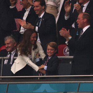 Le prince William, duc de Cambridge, son épouse Kate (Middleton), duchesse de Cambridge et leur fils, le prince George de Cambridge, assistent à la finale de l'Euro 2020 opposant l'Angleterre à l'Italie au stade de Wembley. Londres, le 11 juillet 2021.